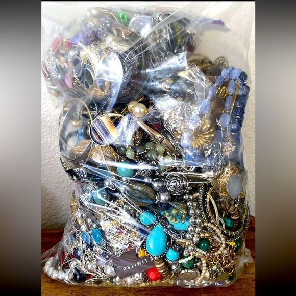 3 LBs UNSEARCHED Vtg Mod SEMI MYSTERY Jewelry Lot~ wearable recycle crafts - Picture 1 of 6